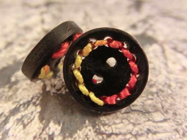 Holz Knopf Ohrstecker Faden Garn bunt Schmuckfäden